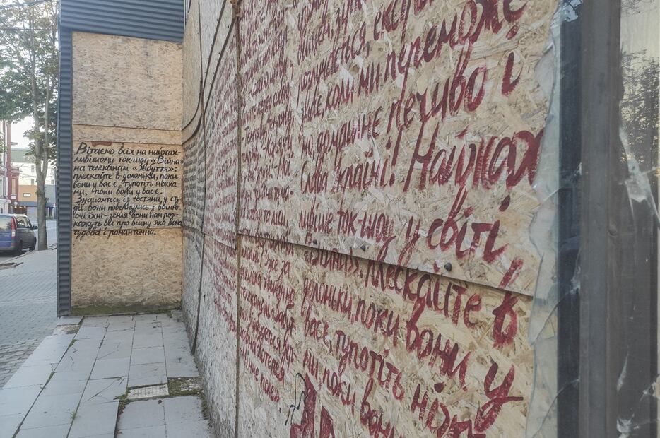 En la ciudad ucraniana Járkov aún permanecen destrozadas más de 220 mil ventanas, por lo que el arte urbano se está encargando en transformar los rastros de la destrucción en símbolos de resistencia.
Foto: EFE / Rostyslav Averchuk