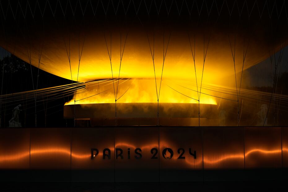 El pebetero de los Juegos Paralímpicos de París 2024 cerrándose, durante la ceremonia de clausura - Foto: AP