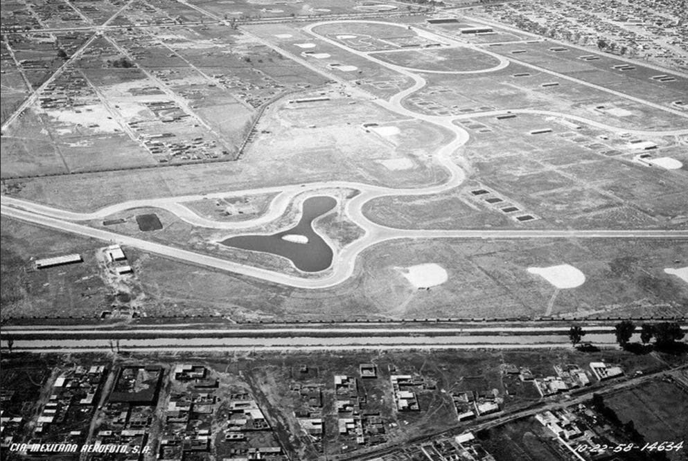 Una fotografía del acervo histórico de Fundación ICA en la que se aprecia la Ciudad Deportiva de la Magdalena Mixiuhca en octubre de 1958. En primer plano se encuentran parte de la colonia Agrícola Oriental y un brazo del Río de Churubusco; más arriba, la pista del Autódromo Hermanos Rodríguez con el lago que tenía al centro, y del lado izquierdo, la colonia Granjas México. 