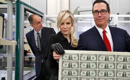 Genera burlas foto del secretario del Tesoro de EU con lámina de dólares