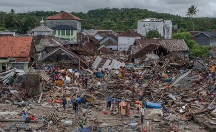 Suman más de 400 muertos por tsunami en Indonesia; hay 7 mil heridos