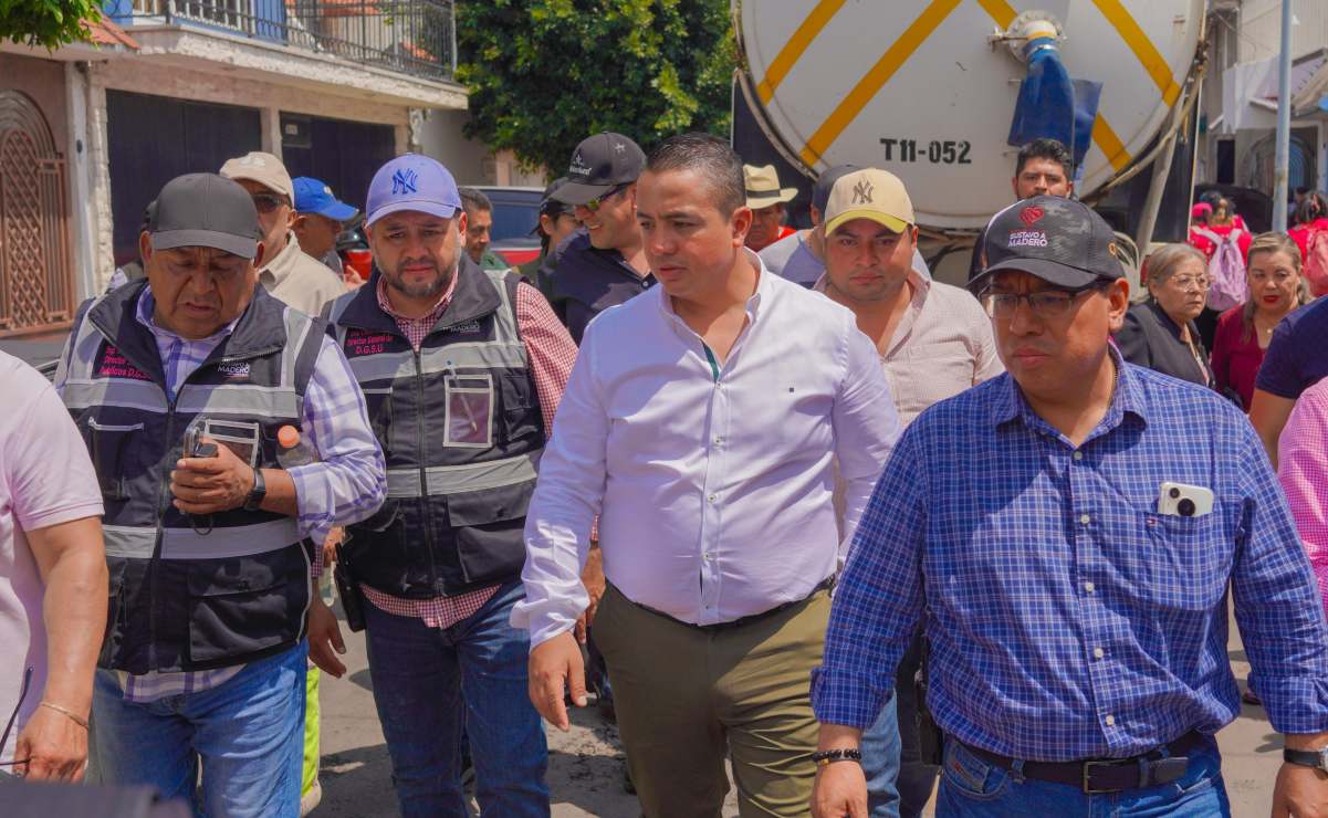 Secretaría de salud y alcalde de la GAM atiende a las colonias afectadas por las lluvias. Foto: Especial.