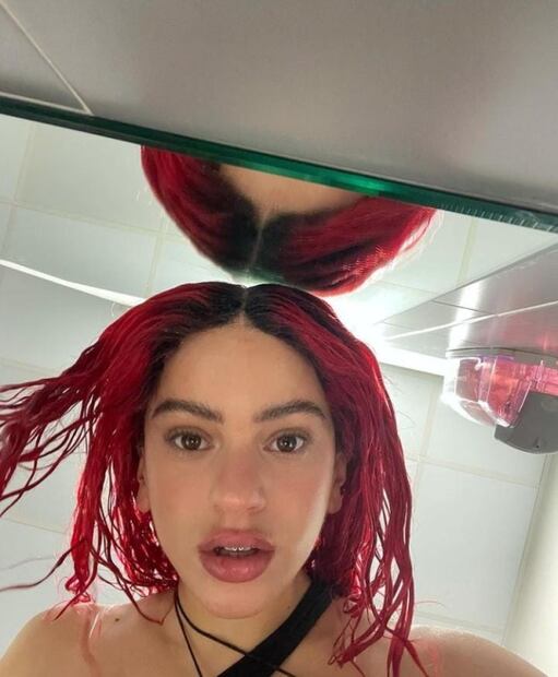 Rosalía sorprende con un cambio de imagen, ahora es pelirroja