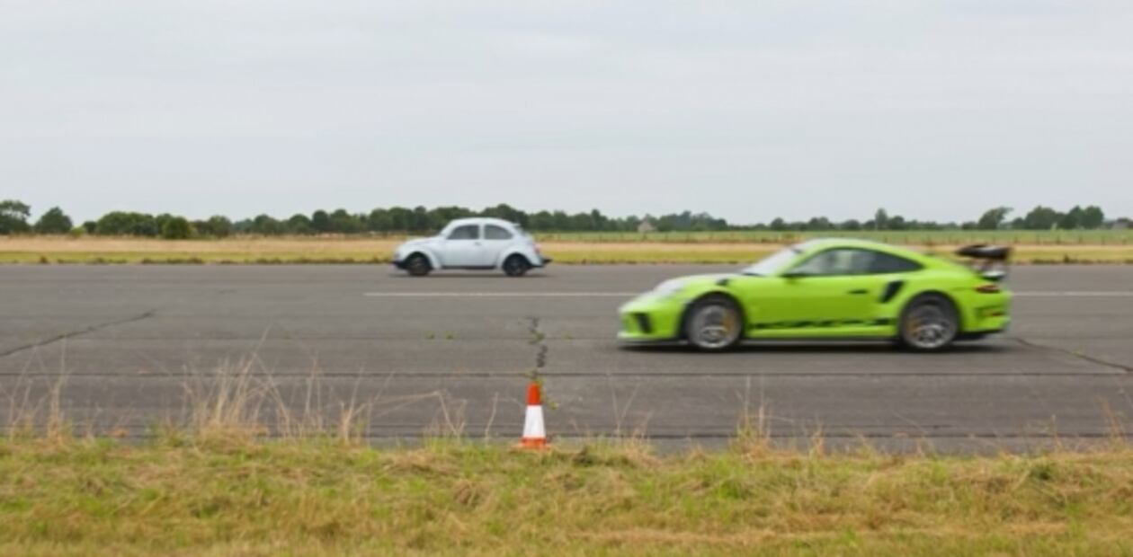 'Vocho' con motor Tesla desafía a Porsche 911 en un carrera