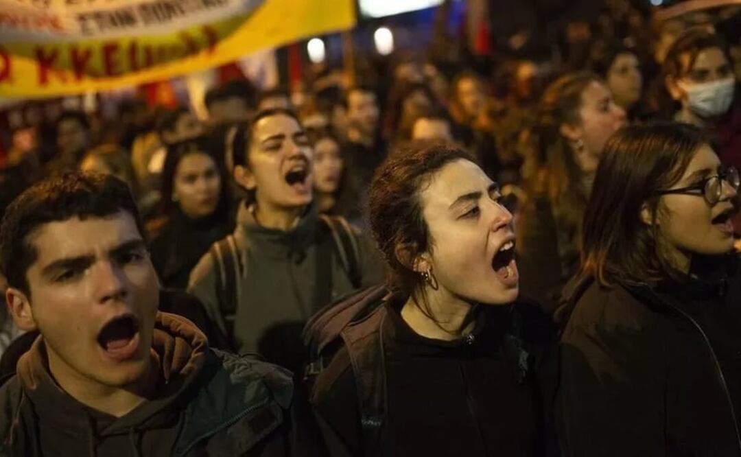 Manifestantes se congregaron frente a la sede de Hellenic Train en Atenas. Foto: Getty Images