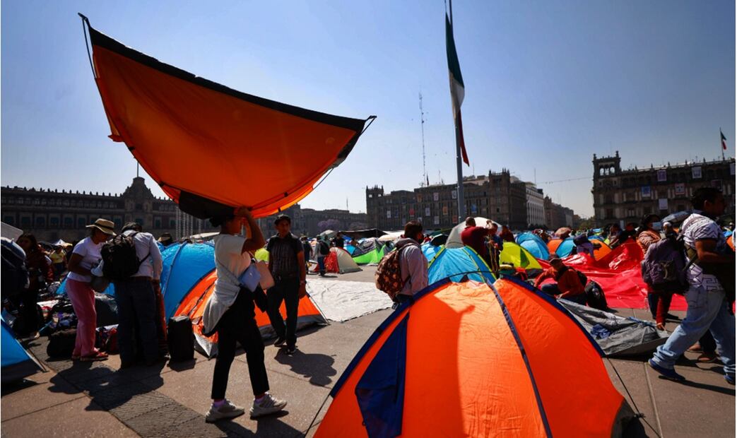 Maestros de diversos estados del país pertenecientes a la CNTE continúan arribando al Zócalo capitalino para instalar su plantón contra la iniciativa de reforma a la Ley del ISSSTE este miércoles 19 de marzo de 2025. Foto: Diego Simón Sánchez/EL UNIVERSAL