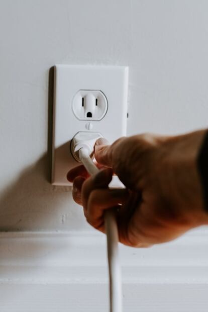 Qué aparatos eléctricos desenchufar al salir de viaje