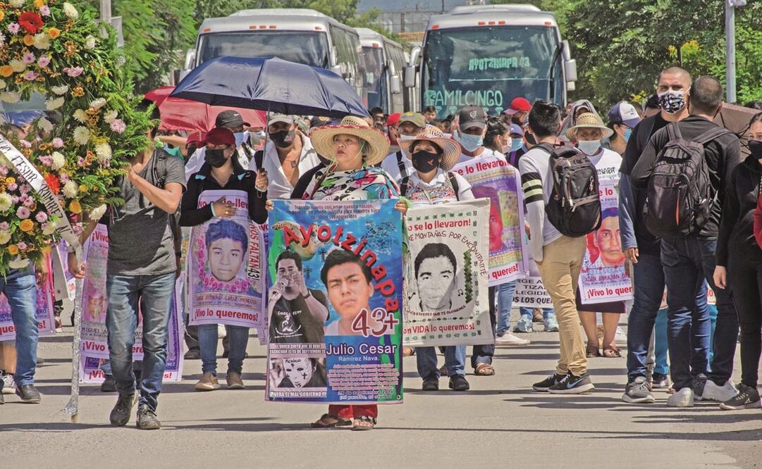 Sin respuestas y con el sol encima, los familiares de los 43 normalistas recordaron la noche de la desaparición. Foto: Salvador Cisneros. El Universal