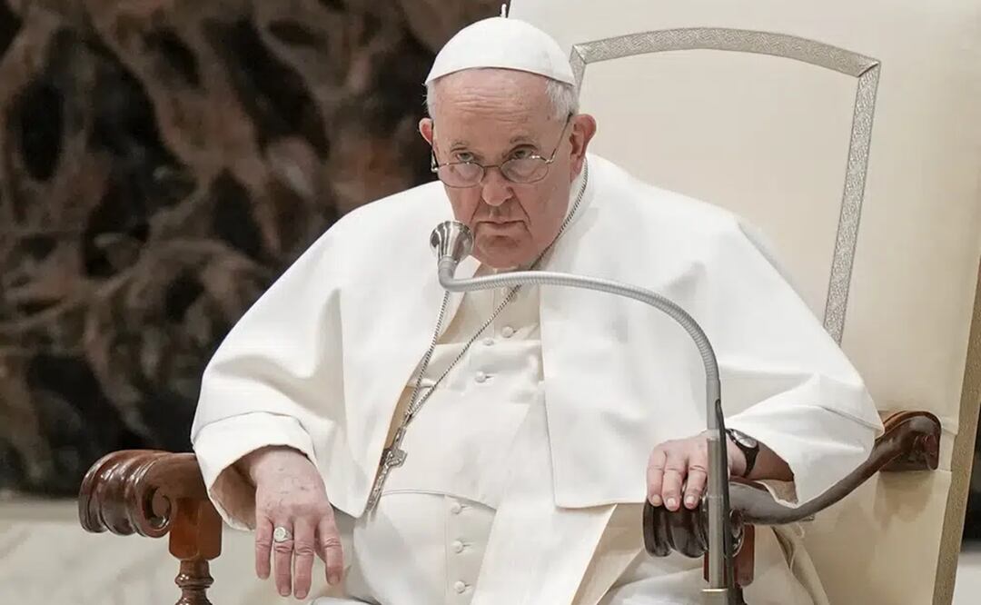 El papa Francisco habla en la audiencia general semanal en el Aula Pablo VI en el Vaticano, 22 de febrero de 2023. Foto: AP