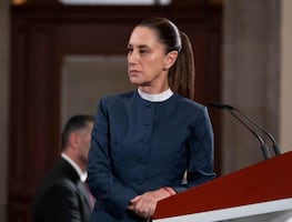 Sheinbaum dice que no habrá impunidad en asesinato de Carlos Manzo; acusa a “buitres” y señala a “guerra contra el narco de Calderón”