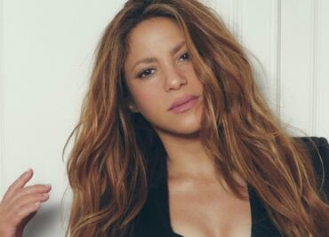 Shakira luce vestido transparente y deja ver su ropa interior