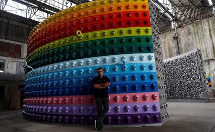 Con cráneos de metal, artista turco reinterpreta antiguos mitos