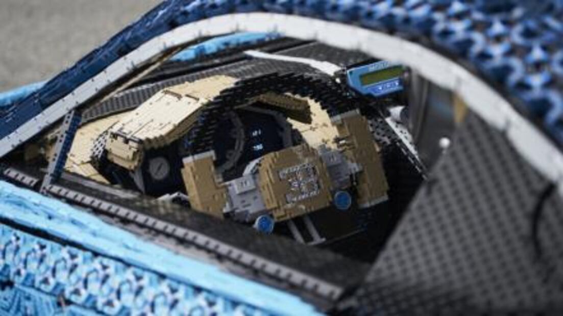 Construyen Bugatti Chiron tamaño real con piezas Lego