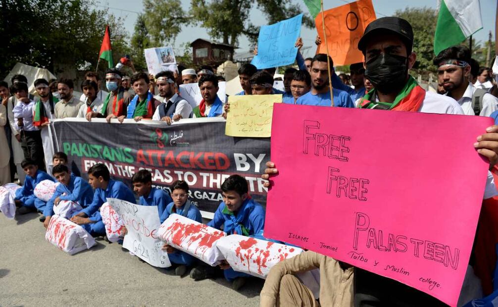Miembros de Islami Jamiat-e-Talaba, la rama estudiantil del partido político islámico Jamaat-e-Islami, protestan en apoyo al pueblo palestino y contra la interceptación por parte de Israel de los buques de la Flotilla Global Sumud (GSF) en Peshawar, Pakistán, el 8 de octubre de 2025. Más de 67.000 palestinos han muerto en la Franja de Gaza desde octubre de 2023, según el Ministerio de Salud palestino, y unos 1.200 israelíes han muerto desde el inicio de una campaña militar israelí en respuesta a un ataque transfronterizo de Hamás el 7 de octubre de 2023. Foto: EFE