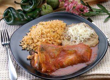 Prepara chiles rellenos con menos calorías