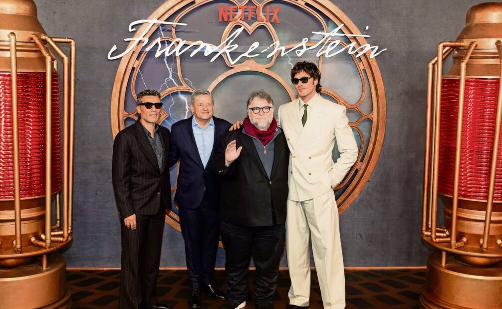 Oscar Isaac, el CEO de Netflix Ted Sarandos, Guillermo del Toro y Jacob Elordi. Foto Hugo Salvador / EL UNIVERSAL