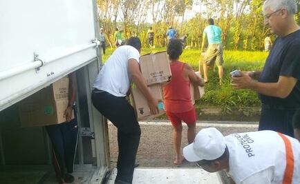 Roban cosméticos tras volcadura de tráiler en Chiapas