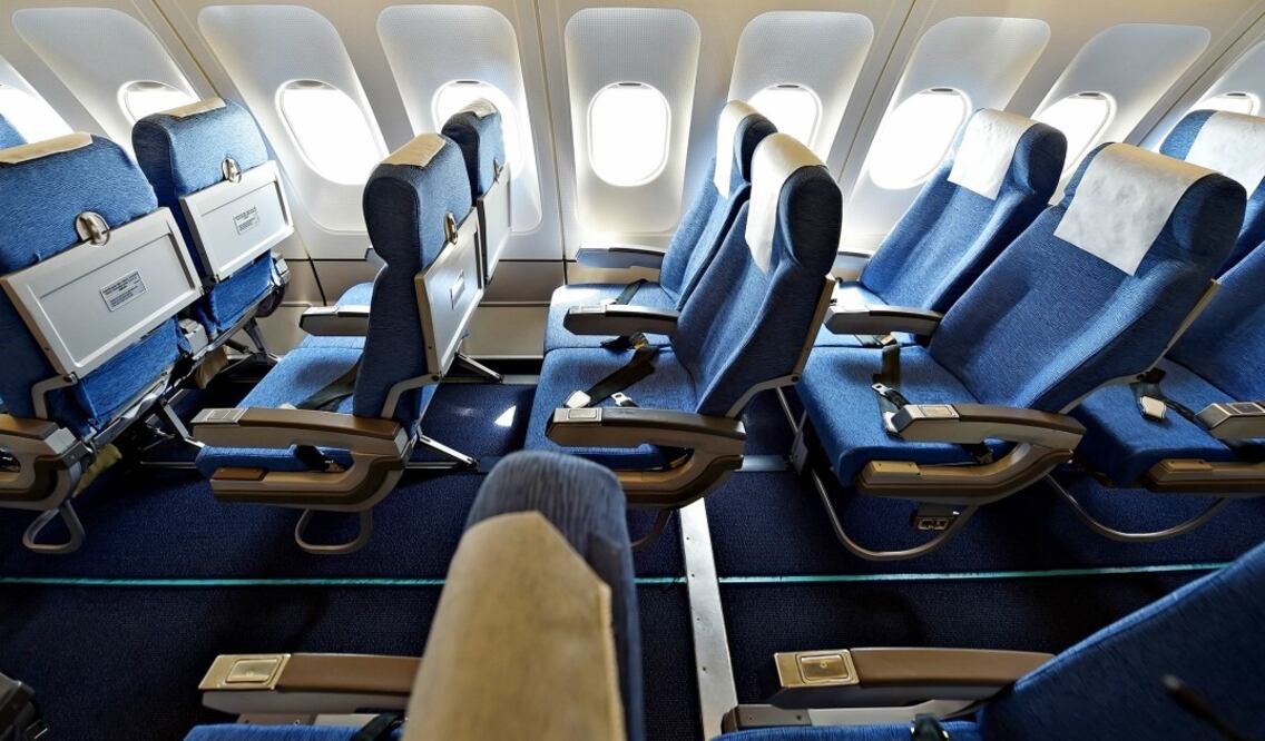 La psicología de color, aplicada en el diseño interior de un avion, busca mejorar la experiencia del pasajero: Boeing. (Foto: Istock)
