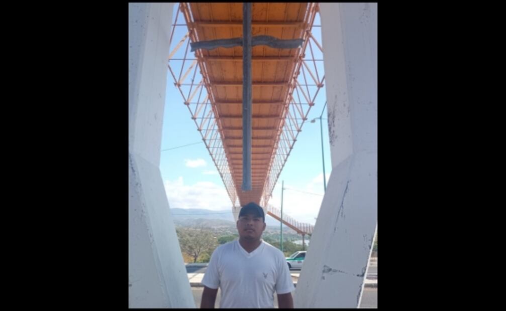 Elaboran cruz con restos del tráiler accidentado en Chiapas en memoria de migrantes fallecidos