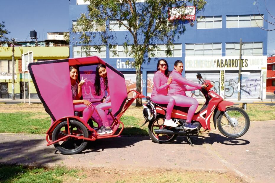 Canalla, proyecto de las artistas Paola Zeferino y Gabriela Sandoval, también utilizan un mototaxi como galería. 