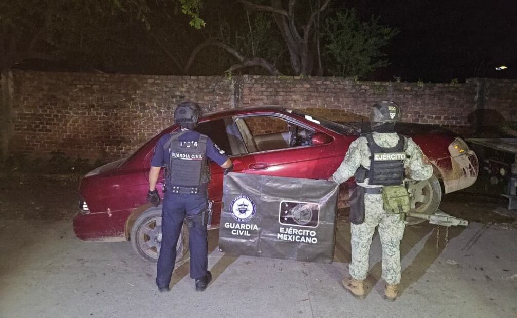 Las fuerzas estatales y federales localizaron cuatro vehículos abandonados por los conductores. Foto: Especial.