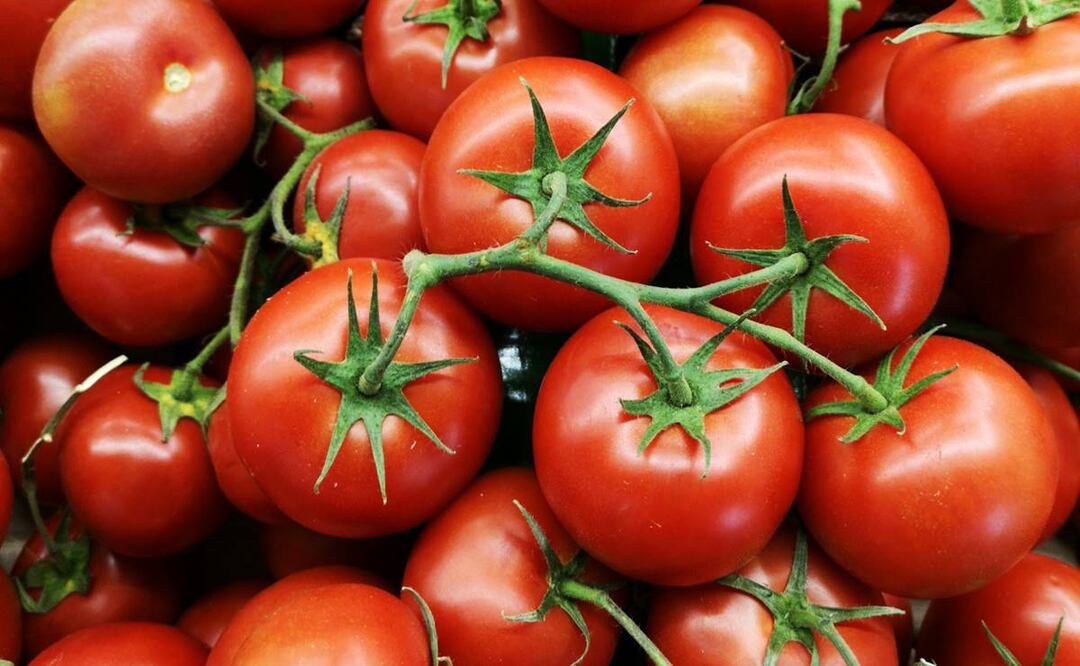 Si evitas comprar jitomate por su alto costo, hay alimentos con los que podrías reemplazarlo. Foto: Unsplash