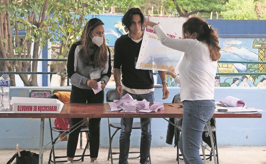 En una de las casillas ubicadas en Lomas de Chapultepec, en la alcaldía Miguel Hidalgo, funcionarios de los módulos contaron los sufragios emitidos durante la jornada del domingo. Foto: Carlos Mejía/ EL UNVERSAL.
