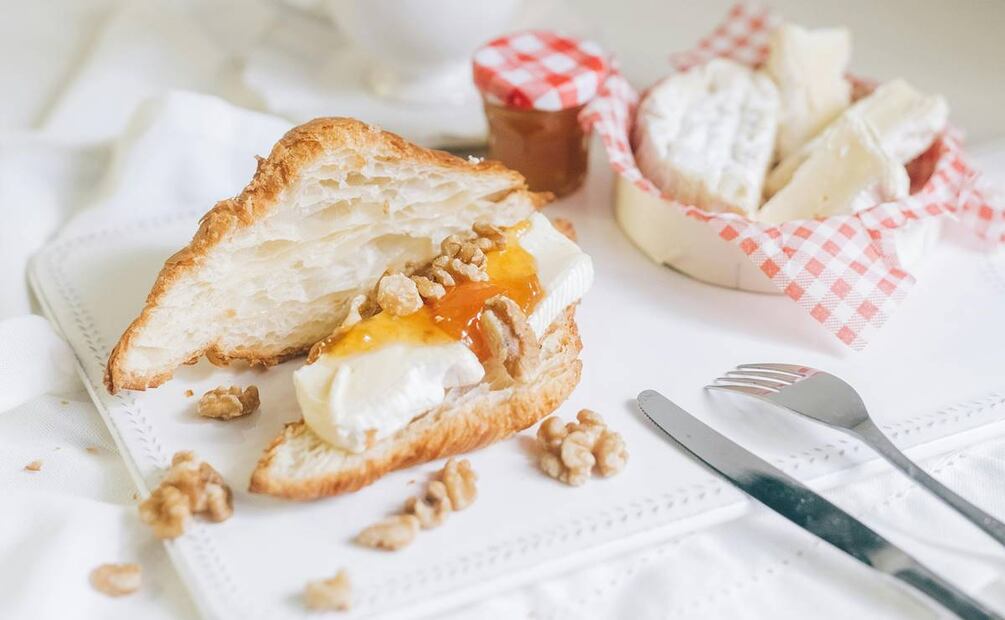 Hogaza de pan con queso brie y frutos rojos. Foto: Pexels