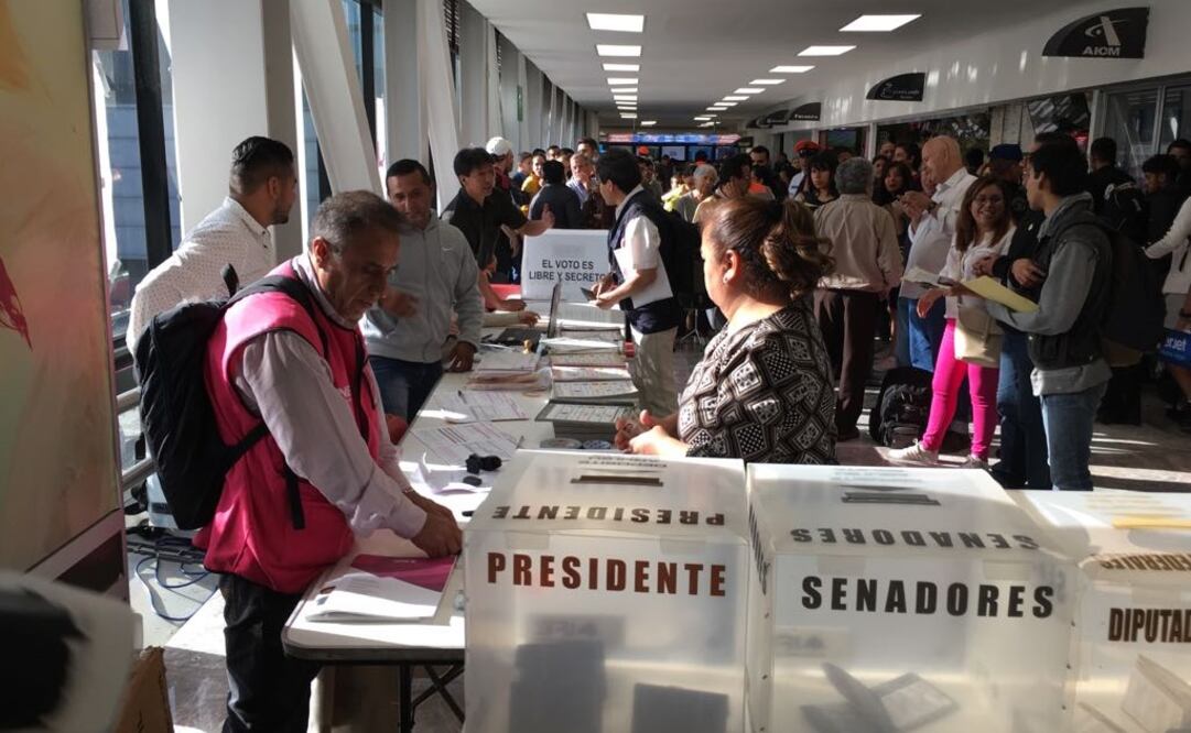 Casillas especiales en el Aeropuerto Internacional de la Ciudad de México. (Foto: Lucía Godinez)