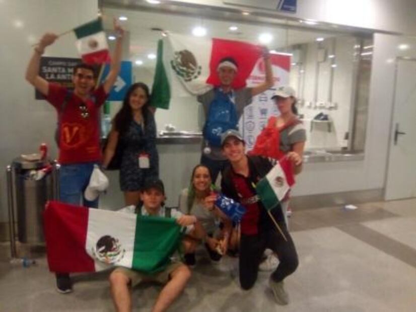 Jóvenes mexicanos ríen, bailan y lloran de alegría en Panamá por visita papal