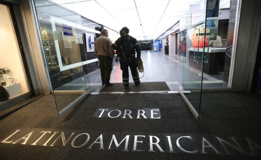 La tarde de hoy un elevador de la Torre Latinoamericana quedó atorado en el 4to piso con 12 personas, 5 de ellas turistas nacionales, un operador, 5 hombres y 7 mujeres que fueron rescatados por elementos del Heroico cuerpo de Bomberos de la CDMX tras permanecer poco más de 2 hora. Fotos Francisco Rodríguez