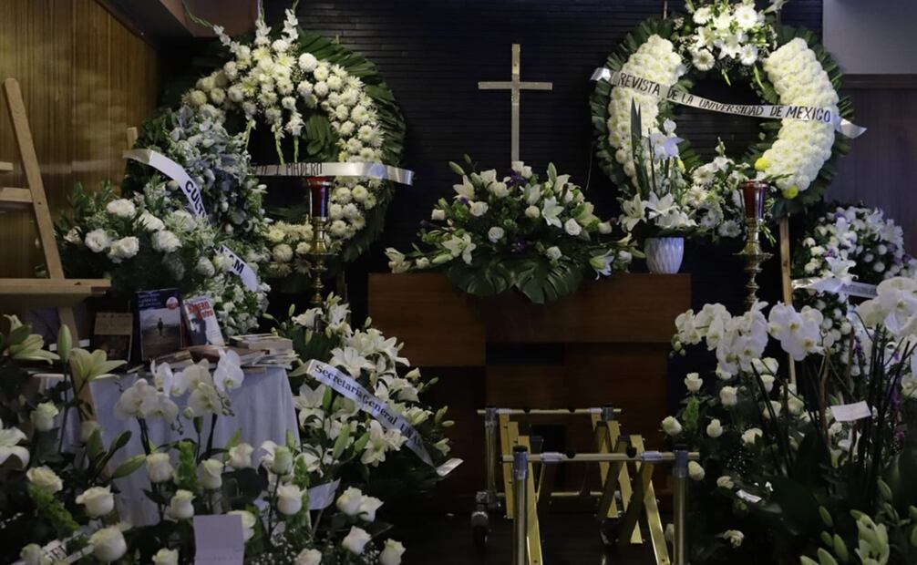 En la fotografía, se contemplan las coronas funerarias provenientes de distintos lugares donde el periodista dejó su huella laboral. Foto: Fernanda Rojas/EL UNIVERSAL.