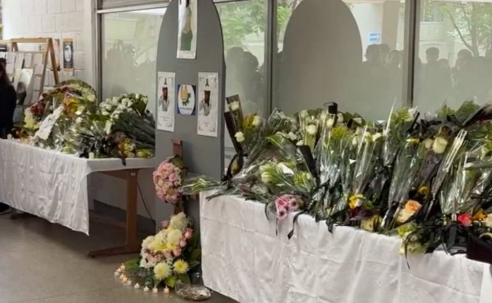 La comunidad académica pasó a mostrar su respeto para Ana Daniela y dejaron sus respectivas veladoras y flores.
Foto: Especial