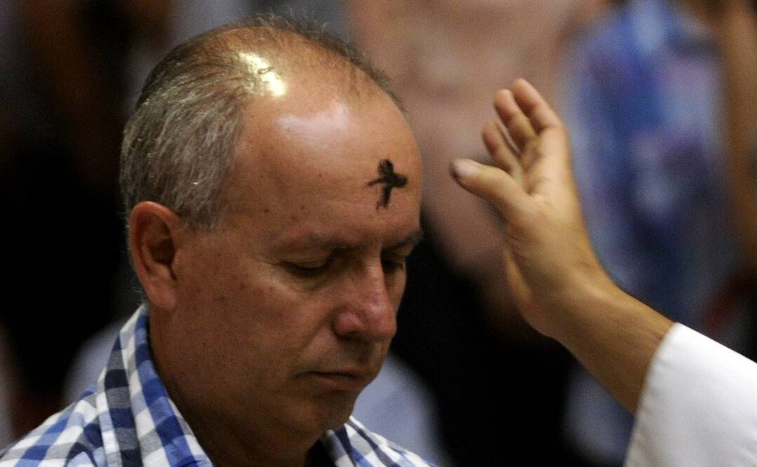 Miércoles de ceniza 2022: ¿De qué está hecha y qué significa? Foto: EFE