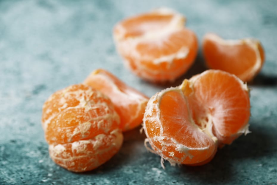 El albedo, esa capa blanca de la mandarina, esconde más beneficios de los que imaginas. Foto: Freepik