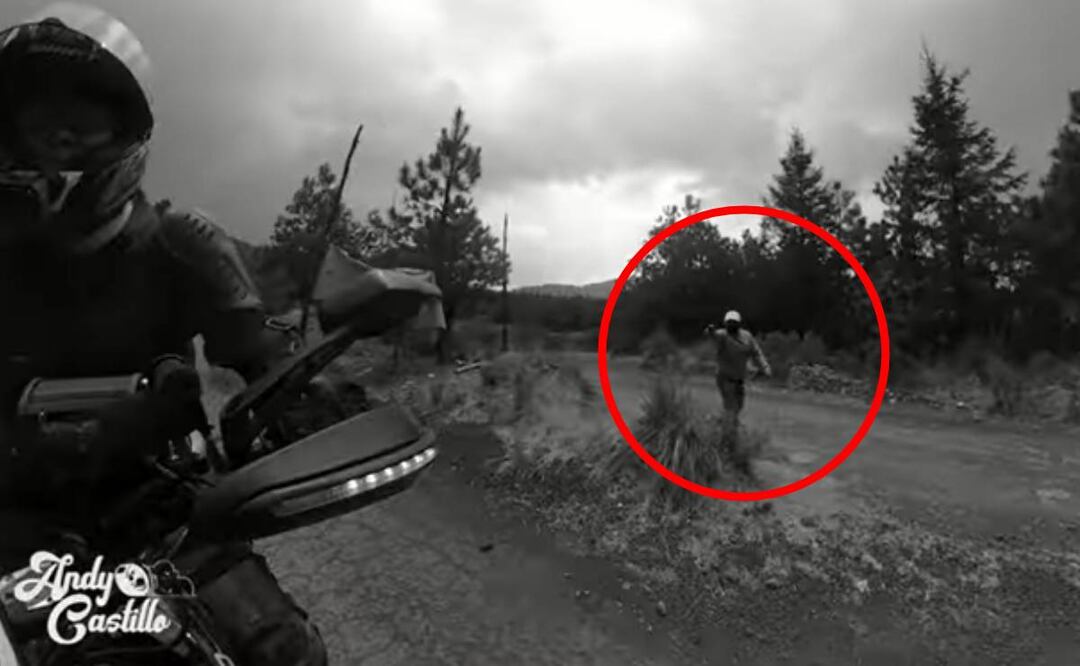 Foto: Captura de pantalla/ Asaltante apuntando con su arma a un motociclista 