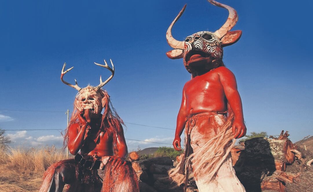 Los diablos aceitados con sus cencerros amarrados a sus caderas es una forma de burlarse de los sacramentos de la Iglesia católica. Foto: de Edwin Hernández
