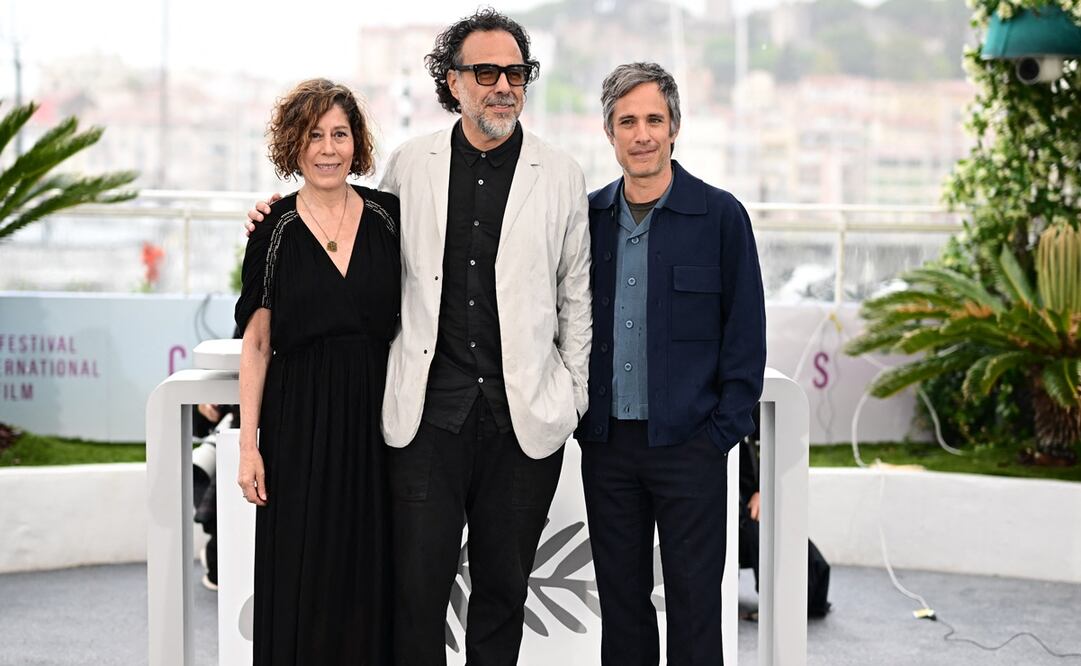 La productora Martha Sosa, Alejandro González Iñárritu y Gael Garcia Bernal en la presentación de "Amores Perros" en Cannes por su 25 aniversario. Foto: AFP.