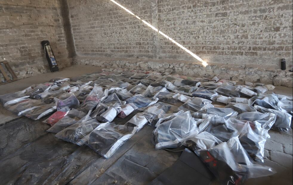 Imágenes sobre restos de ropa y zapatos hallados en el rancho Izaguirre en Teuchitlán, Jalisco. Foto: Fiscalía de Jalisco