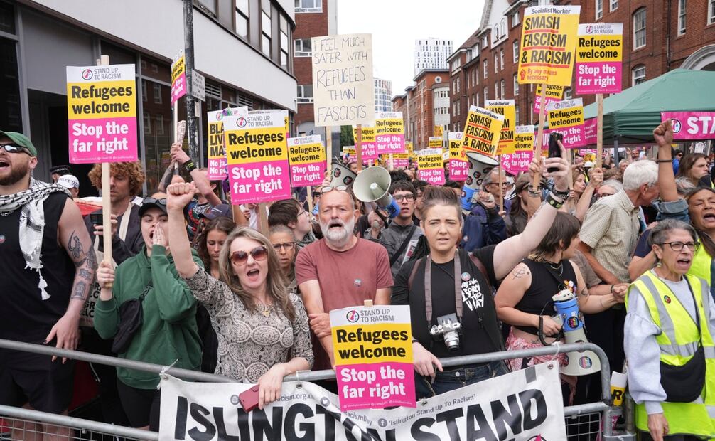 Los contramanifestantes de Stand Up To Racism se reúnen frente al Hotel Thistle City Barbican en el centro de Londres, que alberga a solicitantes de asilo, el sábado 2 de agosto de 2025. Foto: AP