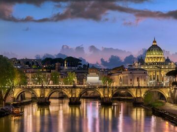 Muerte del papa Francisco dispara precios de vuelos y hoteles en Roma; la ciudad recibe a miles para despedirse del Pontífice