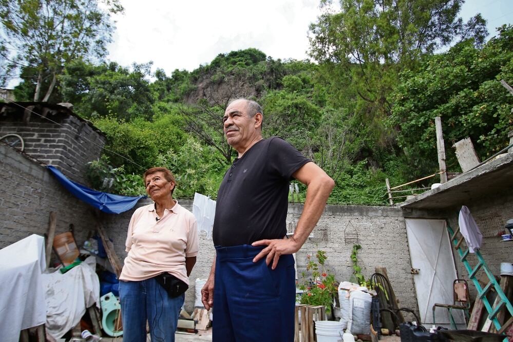 Mientras esperan ser reubicados, Aquina García y su esposo Esiquio Osorio Flores temen que se registre un nuevo derrumbe en el cerro del Chiquihuite. Foto: Carlos Mejía / El Universal