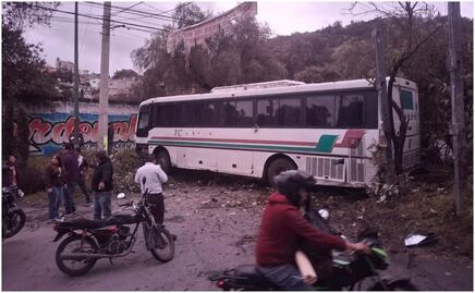 Camión de transporte público se impacta contra árbol en Xochimilco; hay 30 heridos