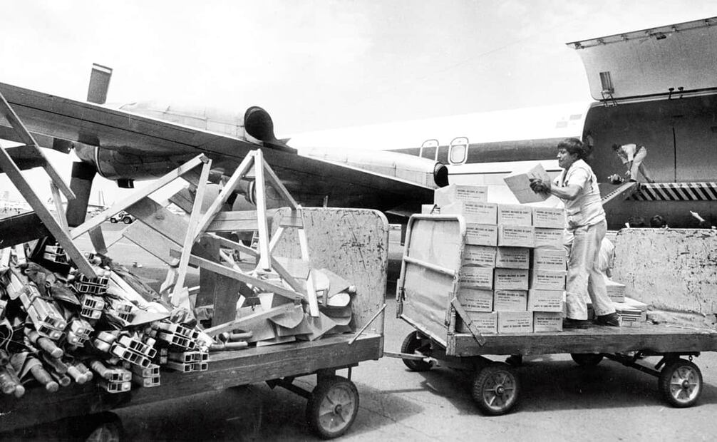 Llegada de víveres y equipo para rescatar a personas sepultadas por los derrumbes. A principios de octubre, toda la correspondencia proveniente de Estados Unidos tenía el sello impreso “México, estamos contigo”. Foto: Archivo EL UNIVERSAL.