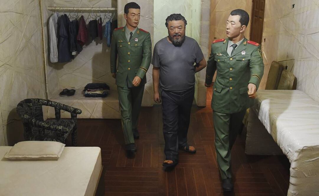 El artista utilizó su detención y los interrogatorios a los que fue sometido en 2011 -durante 81 días- para crear una instalación formada por seis pequeños recintos, que simulan celdas, con réplicas de él y sus guardias. FOTO: Andy Rain/EFE.