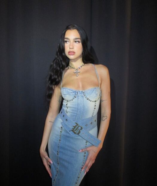 Dua Lipa presume sus uñas de Navidad con relieve