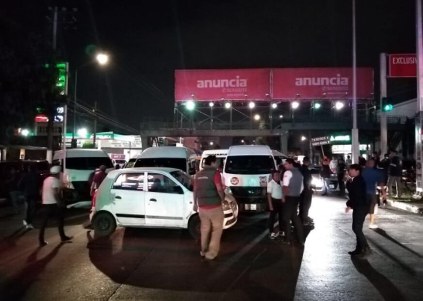 Choferes de transporte público bloquean la vía López Portillo; exigen seguridad 