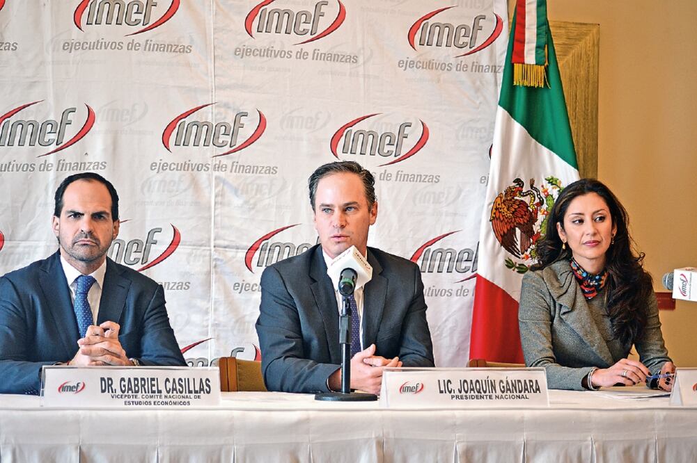 Gabriel Casillas, vicepresidente del Comité nacional de Estudios Económicos del IMEF; Joaquín Gándara, presidente nacional del IMEF, y Adriana Berrocal, presidente del Consejo técnico del IMEF, ayer en conferencia de prensa (ESPECIAL)