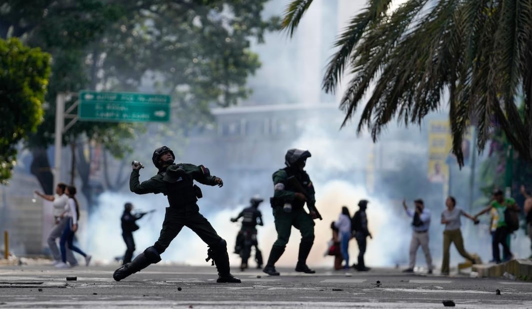 La policía arroja una bombona de gas a los manifestantes que se manifiestan contra los resultados oficiales de las elecciones que declaran la reelección del presidente Nicolás Maduro, el día después de la votación en Caracas, Venezuela, el lunes 29 de julio de 2024. (Foto AP/Matías Delacroix)