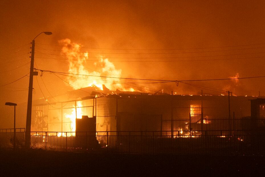 Una casa en llamas por un incendio que comenzó en la reserva natural del lago Peñuelas y ha llegado hasta las zonas urbanas, en Viña del Mar. Foto: EFE